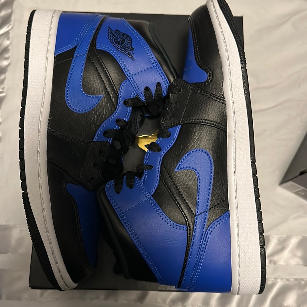 Air Jordan 1 Mid Hyper Royal